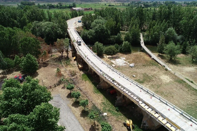 Reposición del sistema de contención y reparación en el puente sobre el Río Porma de la Carretera N-601